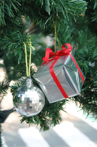 Gümüş Top ve hediye Noel ağacı üzerinde