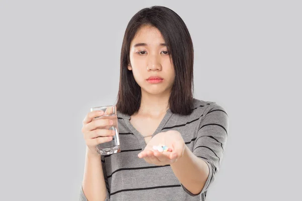Jonge Aziatische Vrouw Het Houden Van Geneeskunde Voelt Ziek — Stockfoto