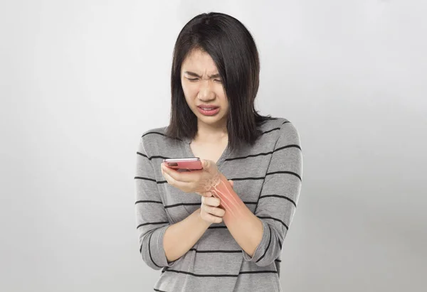 Aziatische Jonge Vrouw Houden Mobiele Voelen Pols Botten Pijn — Stockfoto