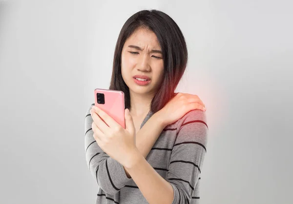 Joven Asiático Mujer Holding Móvil Sentir Hombro Dolor Muscular Oficina — Foto de Stock