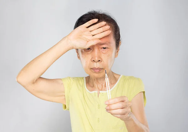Viejo Asiático Mujer Comprobar Termómetro Sentir Tener Fiebre Enfermo — Foto de Stock