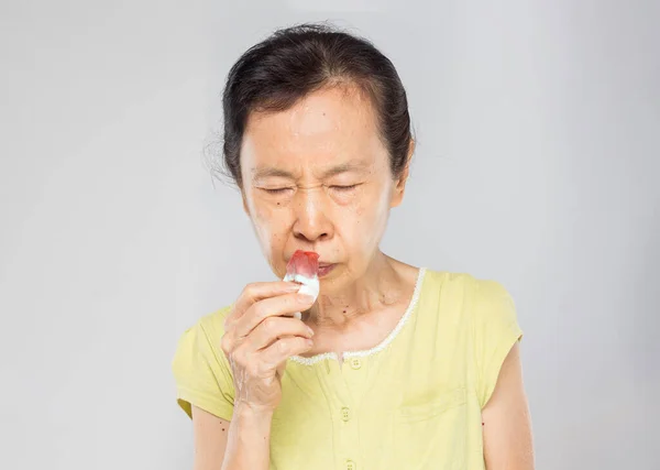 Vieja Mujer Asiática Sentir Dolor Cabeza Mantener Tejido Tiene Hemorragia — Foto de Stock