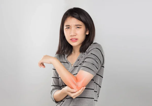 Jovem Asiático Mulher Sentir Cotovelo Ossos Lesão Cinza Fundo — Fotografia de Stock