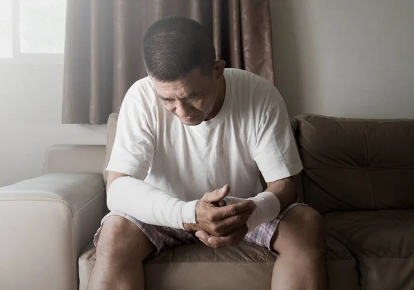 Hombre Asiático Que Sufre Salud Mental Después Accidente Brazo Casa — Foto de Stock