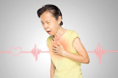 Yaşlı Asyalı kadın elini göğsüne koydu. Göğsünde ağrı vardı. Kalp rahatsızlığı vardı.