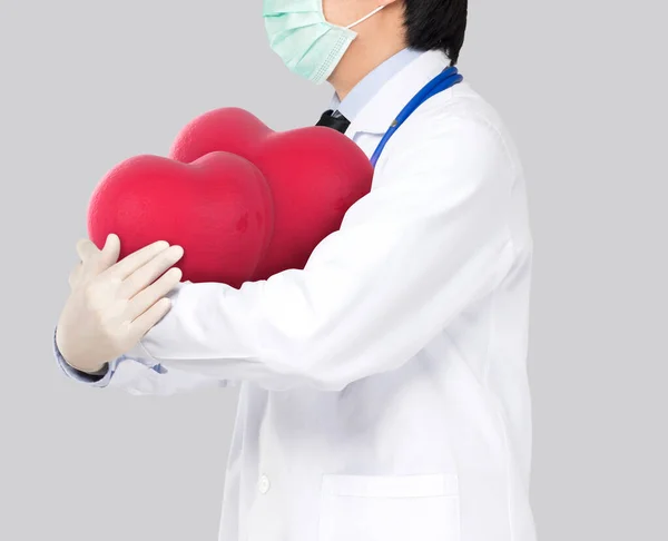 Médico Abraçado Coração Mostrar Preocupação Para Paciente Fundo Cinza — Fotografia de Stock