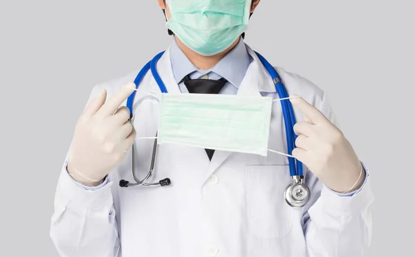 Doktor Tarafa Beyaz Arka Planda Bir Maske Tutuyordu — Stok fotoğraf
