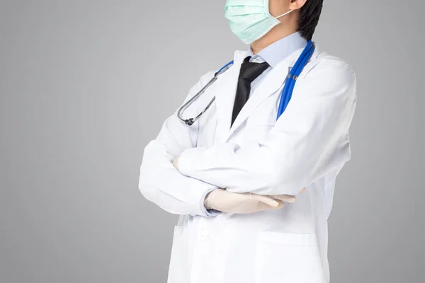 Lékař Maskou Stojící Zkřížené Paže Šedém Pozadí — Stock fotografie