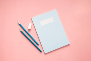 Pembe arka planda düz mavi kırtasiye