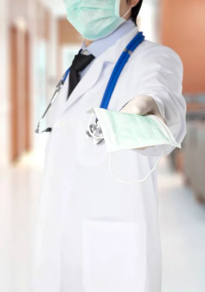 Doktor Hastane Geçmişinde Tarafa Bir Maske Tutuyordu — Stok fotoğraf