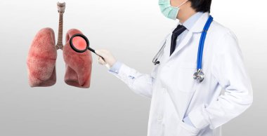 Doktor akciğer hücrelerini ve akciğer fonksiyonlarını inceliyor 