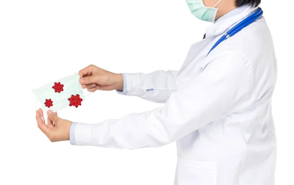 Doktor Beyaz Arka Planda Yüz Maskesinde Virüs Olduğunu Gösterdi — Stok fotoğraf