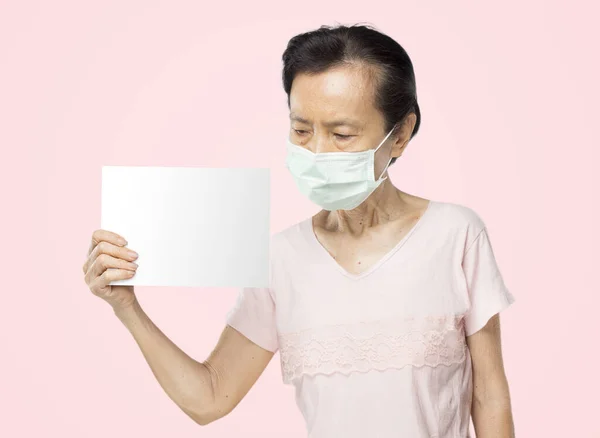 Idade Ásia Mulher Rosto Máscara Mostrar Papel Rosa Volta Chão — Fotografia de Stock