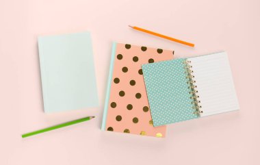 Sırtüstü uzanan kitap kırtasiyesi ve kalem