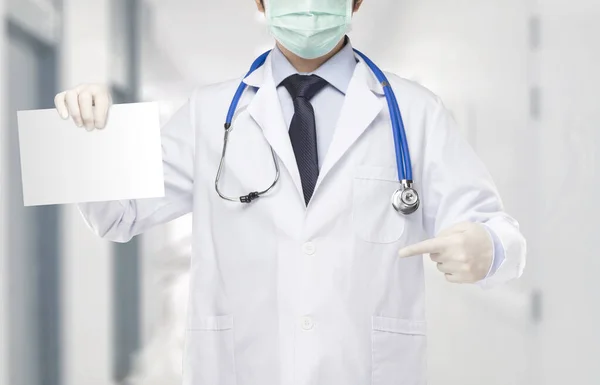 Γιατρός Φορώντας Μάσκα Κρατώντας Την Πινακίδα Άλλο Χέρι Και Δείχνοντας — Φωτογραφία Αρχείου