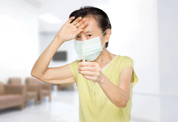 Idade Asiático Mulher Sentir Febre Doente Hospital — Fotografia de Stock