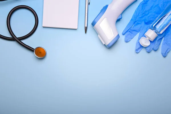 Medical accessories on a blue background. — Stock Photo, Image