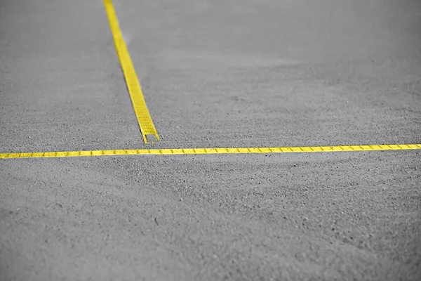 Arena Gris Base Grava Pista Tenis Con Líneas Amarillas Fondo — Foto de Stock