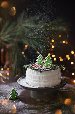 Üzerinde toz şeker serpiştirilmiş ladin şeklinde zencefilli kek. İyi yeni yıl ruhu..