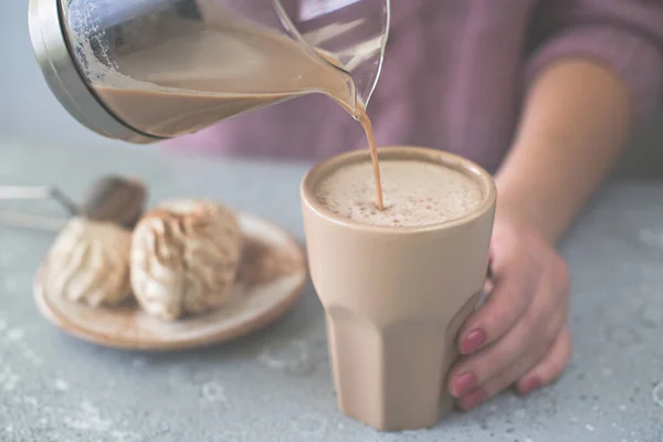 Wanita dengan sweater hangat memegang secangkir kopi atau coklat. — Stok Foto