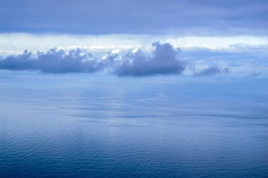 Su yüzeyinde mavi bulutlar. Doğa arkaplanı.