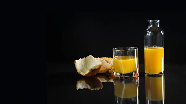 Χυμός Πορτοκαλιού Γυάλινο Βάζο Και Ποτήρι Φλούδες Πορτοκαλιού Είναι Δίπλα — Φωτογραφία Αρχείου