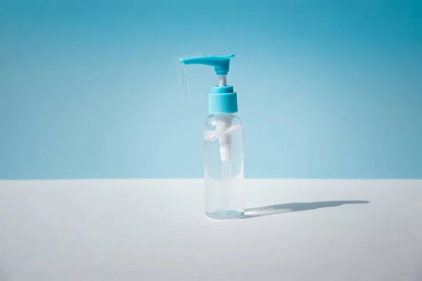 Dispenser Med Transparent Gel Mot Ljusblå Bakgrund Minimalistiskt Desinfektionskoncept — Stockfoto