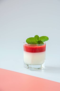 Bardakta çilek soslu panna cotta..