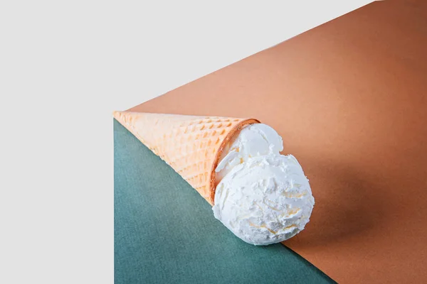 松饼筒里的冰淇淋躺在工艺用纸上. — 图库照片