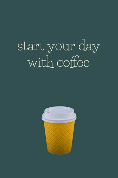 Αφίσα με χάρτινο φλιτζάνι καφέ και γράμματα ξεκινήστε τη μέρα σας με καφέ. — Φωτογραφία Αρχείου