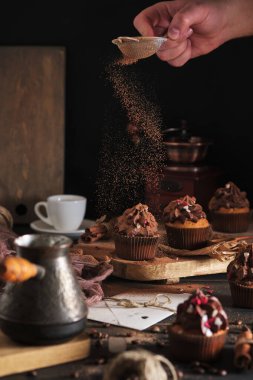 Sevdiklerimize hediye olarak kek. Çikolata kremalı turuncu kekler. Yemek pişirme süreci. Tatlı ve kahve..