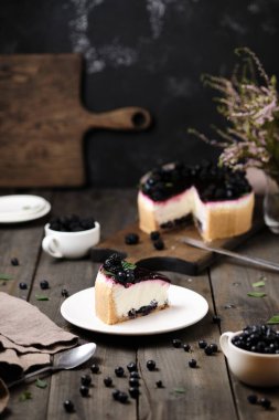 Yabanmersinli lezzetli cheesecake. Yabanmersinli ve böğürtlenli tatlı. İçinde taze böğürtlen ve üstünde yabanmersini reçeli var..