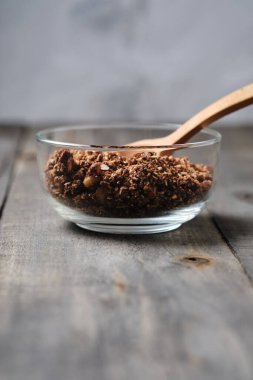 Karabuğday, fındık, Hindistan cevizi, yulaf ezmesi, bal ve chia ile çikolatalı granola..