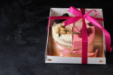 Çeşit çeşit pandispanya. Pastanın 4 çeşidi bir arada. Hediye kutusunda tatil için tatlı..