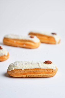 Hindistan cevizi taneli ekler ve beyaz çikolata jöleli bademler. Beyaz tabakta tatlı.