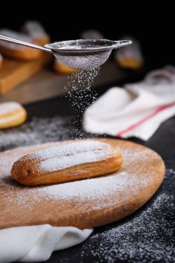 Klasik krema dolu ekler. pudra şekerle süslenmiş. Lezzetli ve güzel Fransız tatlısı..