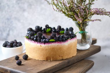 Yabanmersinli lezzetli cheesecake. Yabanmersinli ve böğürtlenli tatlı. İçinde taze böğürtlen ve üstünde yabanmersini reçeli var..