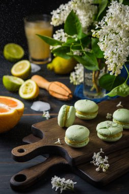 Turunçgil dolgulu makarna. Tahta bir masanın üzerinde taze narenciye ve meyveler. Tahtadaki lezzetli ve güzel Fransız hamur işleri..