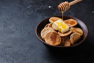 Kahvaltıda tereyağlı ve ballı mini krep. Çavdar unundan yapılmış lezzetli bir tatlı..