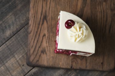 Kesilmiş çikolatalı kek. Krem peynirli ve kirazlı kek. Taze dutlu sünger keki..