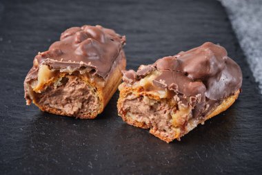 Fıstıklı, karamelli, çikolatalı ve çikolatalı ekler. Lezzetli ve doğal ev yapımı tatlılar..