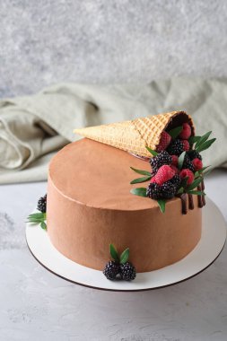 Lezzetli ve güzel el yapımı pasta. Tatil için şekerleme. Taze böğürtlen, yeşil yaprak ve şekerle süslenmiş tatlı..