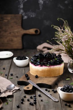 Yabanmersinli lezzetli cheesecake. Yabanmersinli ve böğürtlenli tatlı. İçinde taze böğürtlen ve üstünde yabanmersini reçeli var..