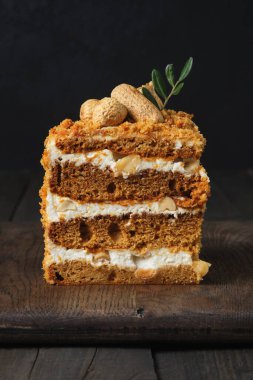 Bal süngerli keki kes. Krem peynirli kek, fıstık ezmeli ve fıstık ezmeli..