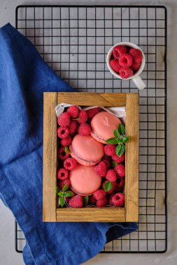 Lezzetli Fransız tatlısı. Makaronlu kek. Badem unundan yapılmış tatlı ve ahududu aromalı beyaz çikolatalı ganache ile dolu..