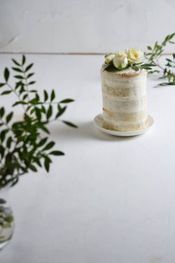 İki kişilik güllü romantik pasta. Çiçeklerle süslenmiş güzel bir tatlı..