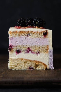 Kesilmiş böğürtlenli kek. Krem peynirli kek, konsantre süt ve böğürtlen püresi. Frenk üzümlü pandispanya..