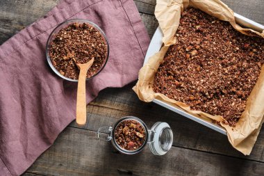 Karabuğday, fındık, Hindistan cevizi, yulaf ezmesi, bal ve chia ile çikolatalı granola..