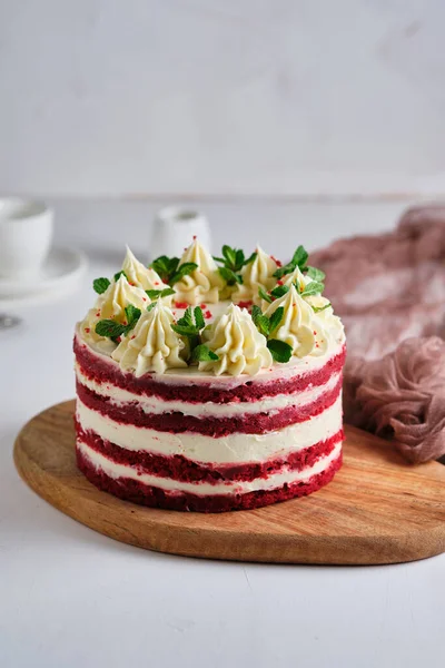 Cake Rood Fluweel Toetje Gegarneerd Met Roomkaas Room Muntblaadjes Rode — Stockfoto