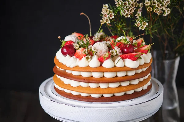 Honingcake Met Verse Bessen Bloemen Zoetigheden Lagen Van Taart Zijn — Stockfoto